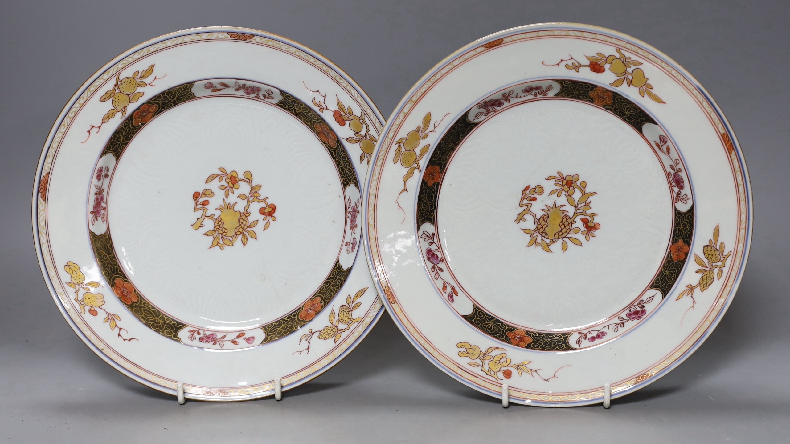 A pair of 18th century Chinese export plates, Yongzheng period, 22cm